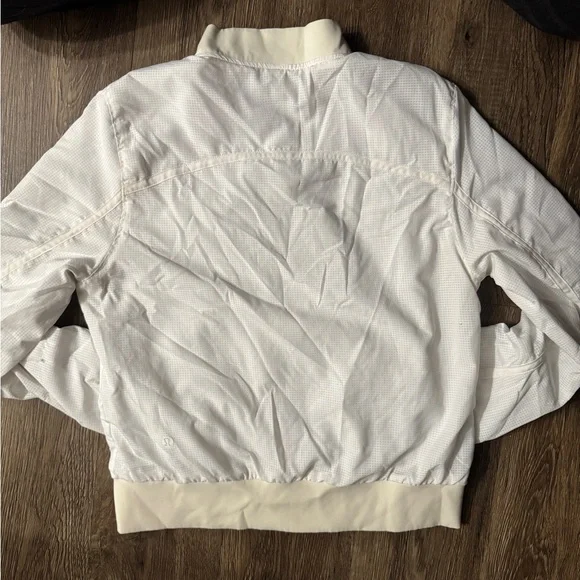 Lululemon: Women's Reversible Insulated
Windbreaker Jacket - Picture 13 of 16